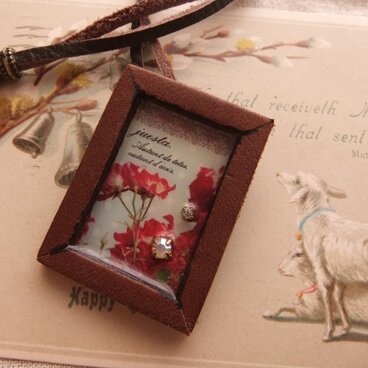 レザーフレームのブローチネックレス＊赤い花