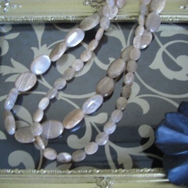 グレージュ色　天然石のネックレス　（大）