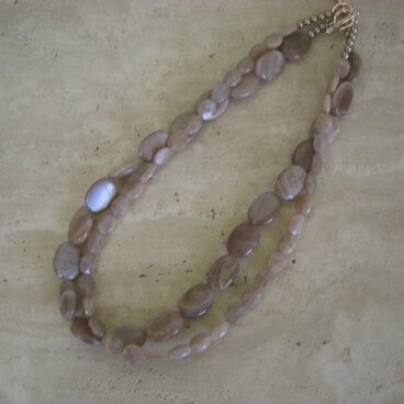 グレージュ色　天然石ネックレス（小）