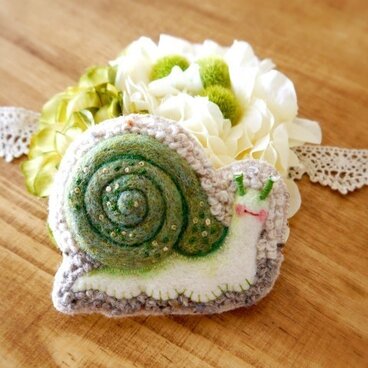 でんでん虫ブローチ《緑》