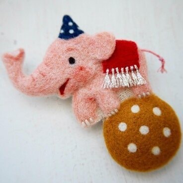 玉乗りぞうさんブローチ