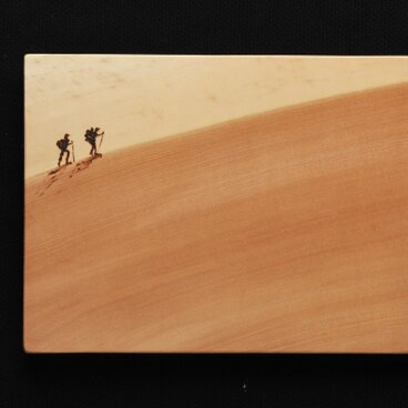 山登り　（焼き板絵）