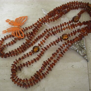 琥珀のロングネックレス
