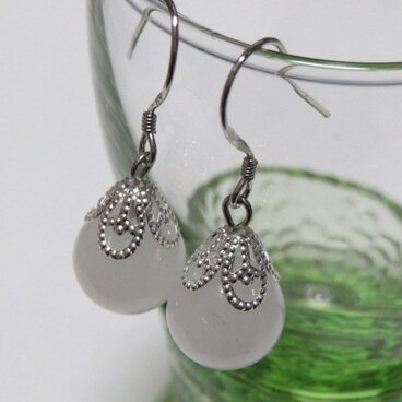 23　ホワイトジェードのピアス