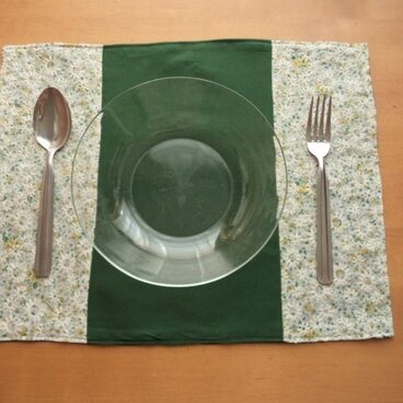 平和への願いを込めたグリーンと花柄のランチョンマット