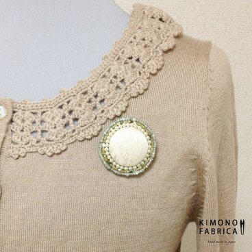 シルクとビーズの輝きブローチ（西陣織ゴールドシルク）