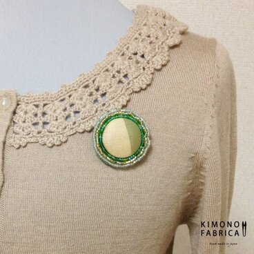 シルクとビーズの輝きブローチ（西陣織：鶯金）