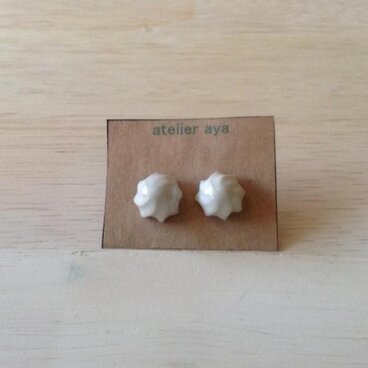 陶器しのぎピアス（白）
