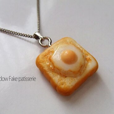 目玉焼きトーストのペンダント