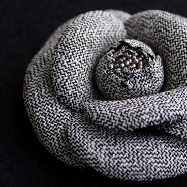 カメリアコサージュ＜シルクウールツィード＞CY037-C8DB