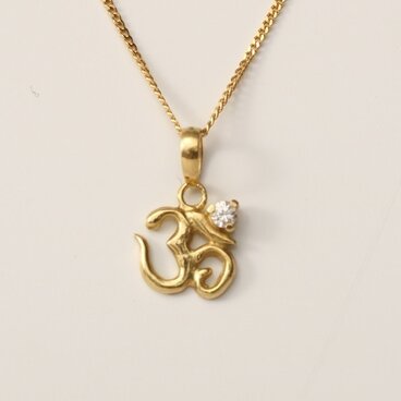 Om ダイヤモンド付きイエローゴールド　ペンダント　