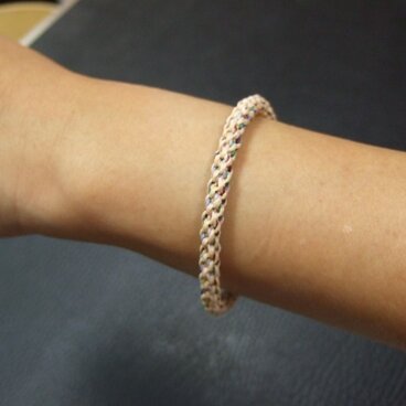 和色を用いたチャクラカラーの組紐ブレスレット【老松組（杏色）】