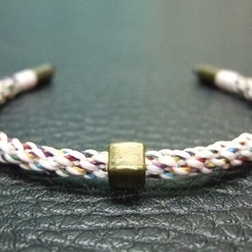 和色を用いたチャクラカラーの組紐ブレスレット【老松組（桜色）】