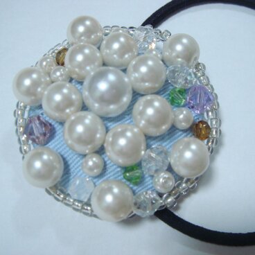 パールビジューたっぷりのヘアゴム