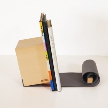 木とフェルトの絵本立て（中）