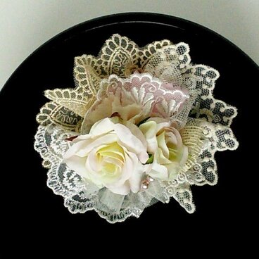 たっぷりレースの薔薇コサージュ(薄ピンク)　ｃ-002
