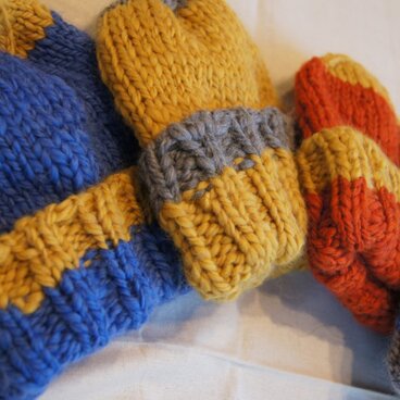 シンプルなバイカラーのニット帽