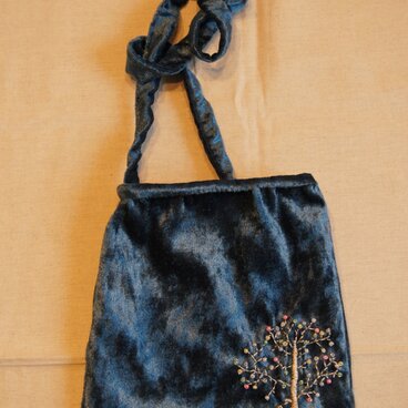 キラキラかわいい　刺繍のポシェット