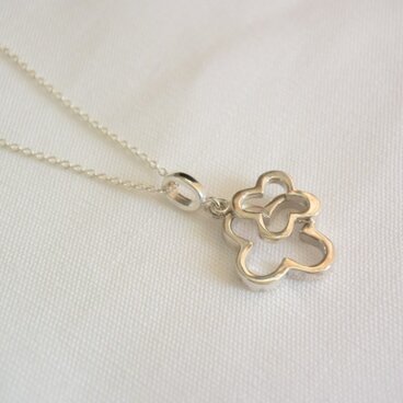 ゆれるクローバーのネックレス