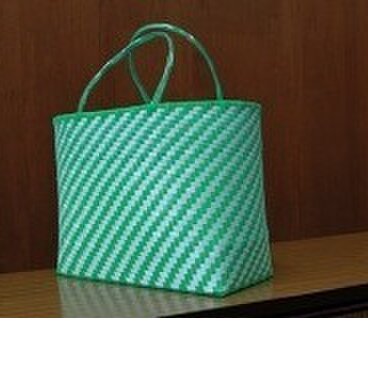 おばちゃん達が作ったプラスチックかご〈縦あじろ　黄緑×白〉