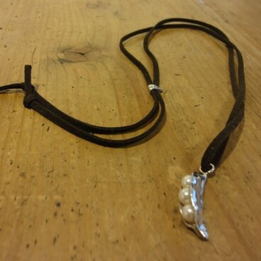 豆のペンダント