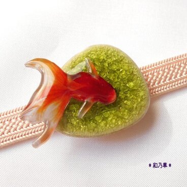 （帯留）涼しげな赤い金魚   やきもの