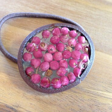 赤い実のヘアゴム