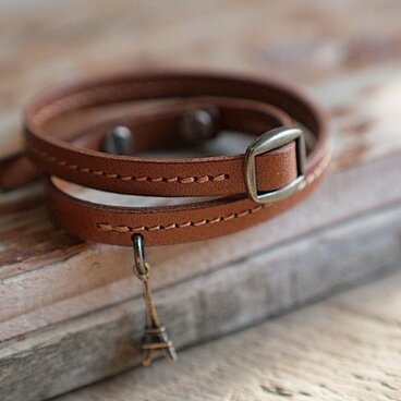 バックルとチャームの革の二連ブレスレット