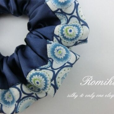 ご依頼品☆リバティマドックとネイビーサテンの組合せシュシュ☆