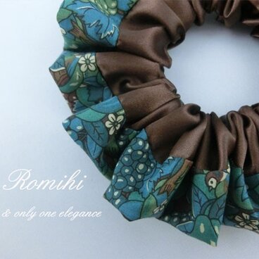 ☆リバティ（オズボーンズ緑）と茶サテンの組合せシュシュ☆