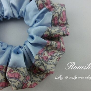 ☆リバティコットンテイルと水色サテンの組合せシュシュ☆