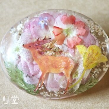 鹿と花園ブローチ 2