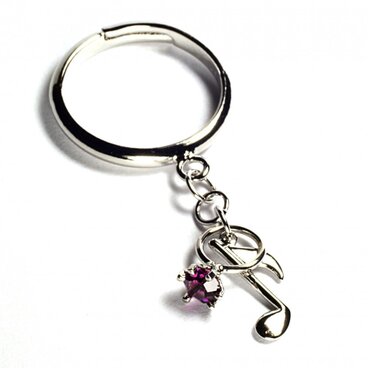 小さなアメジストの指輪と銀色の音符が揺れるシルバー・リング