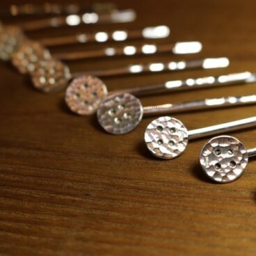 銀のボタンヘアピン