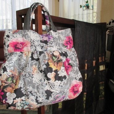 お花レース柄のトートバッグ