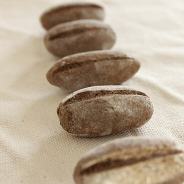 パンのブローチ（チョコのかたパン）