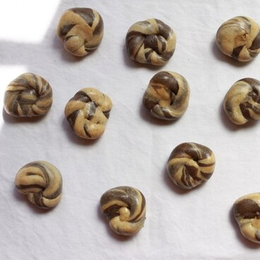 パンのブローチ（チョコのロールパン）