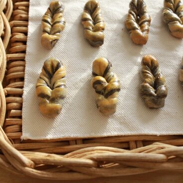 パンのブローチ（チョコのツイストパン）