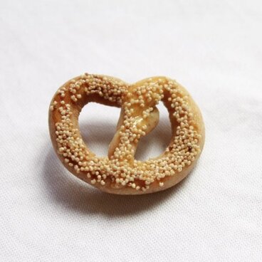 パンのブローチ(白ケシの実のプレッツェル)