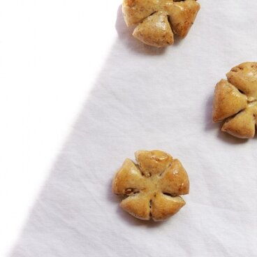 パンのブローチ（くるみパン）