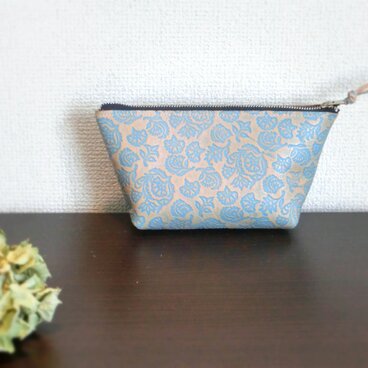 牛革のオリエンタルな型押しポーチ　ブルー