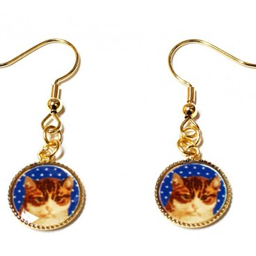 茶トラのハチワレ猫が小さな金色タルト皿風チャームに揺れるピアス