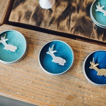 銀の帽子の動物ブローチ