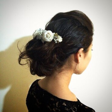 白いバラと青いお花の髪飾り