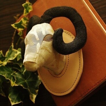 ひつじブローチ　シャンパンゴールド