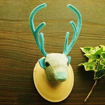 鹿ブローチ　水色の角