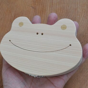 乳歯ケース　カエルさん♪　ヒノキで～す♪