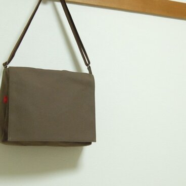 ＜新作＞大人の帆布ショルダーバッグ　スモーキーブラウン色