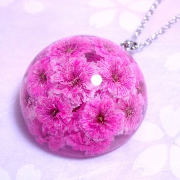 かすみ草のドーム型ネックレス・ピンク