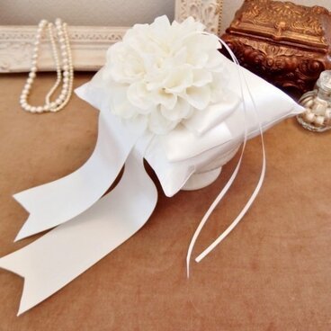 リボンとダリアのリングピロー（ホワイト）